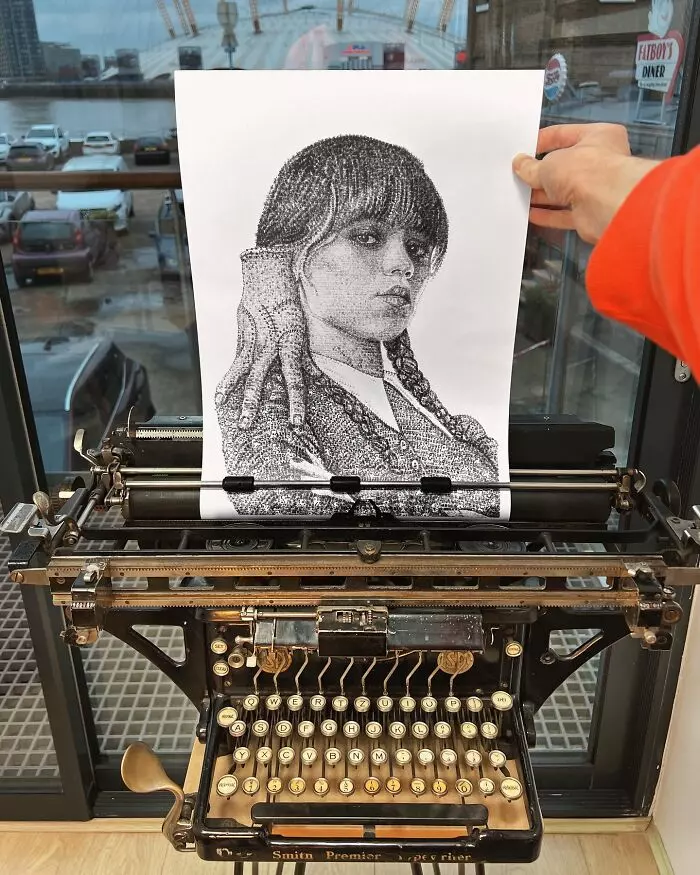 Starý písací stroj so zobrazením detailného portrétu ženy vytvoreného pomocou písacieho stroja.