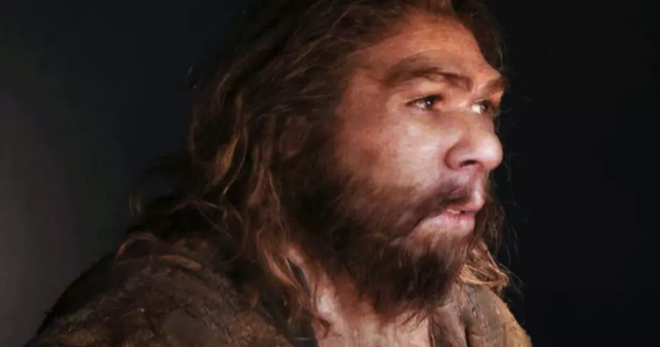 Staroveký neandertálsky muž s dlhými vlasmi a vousami na tmavom pozadí, znázornenie prehistorického človeka.