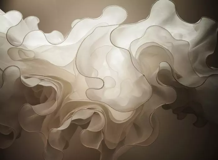 Organza vlny v jemných krivkách: abstraktný umelecký detail elegantnej látky v tlmených odtieňoch.