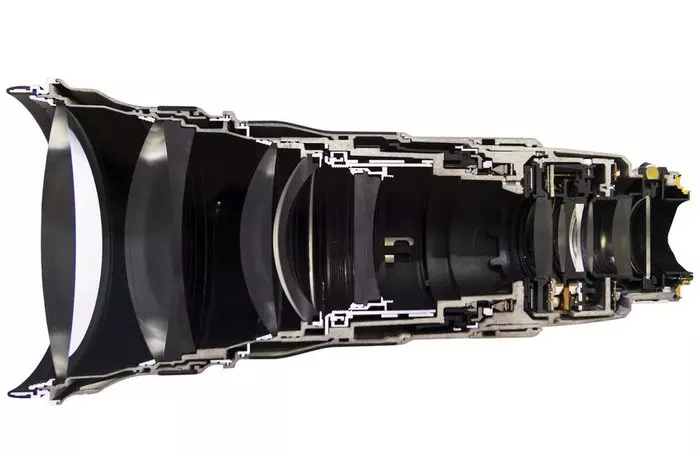Prierez digitálnym fotoaparátovým objektívom ukazuje vnútorné optické prvky a zložitosť mechanizmu.