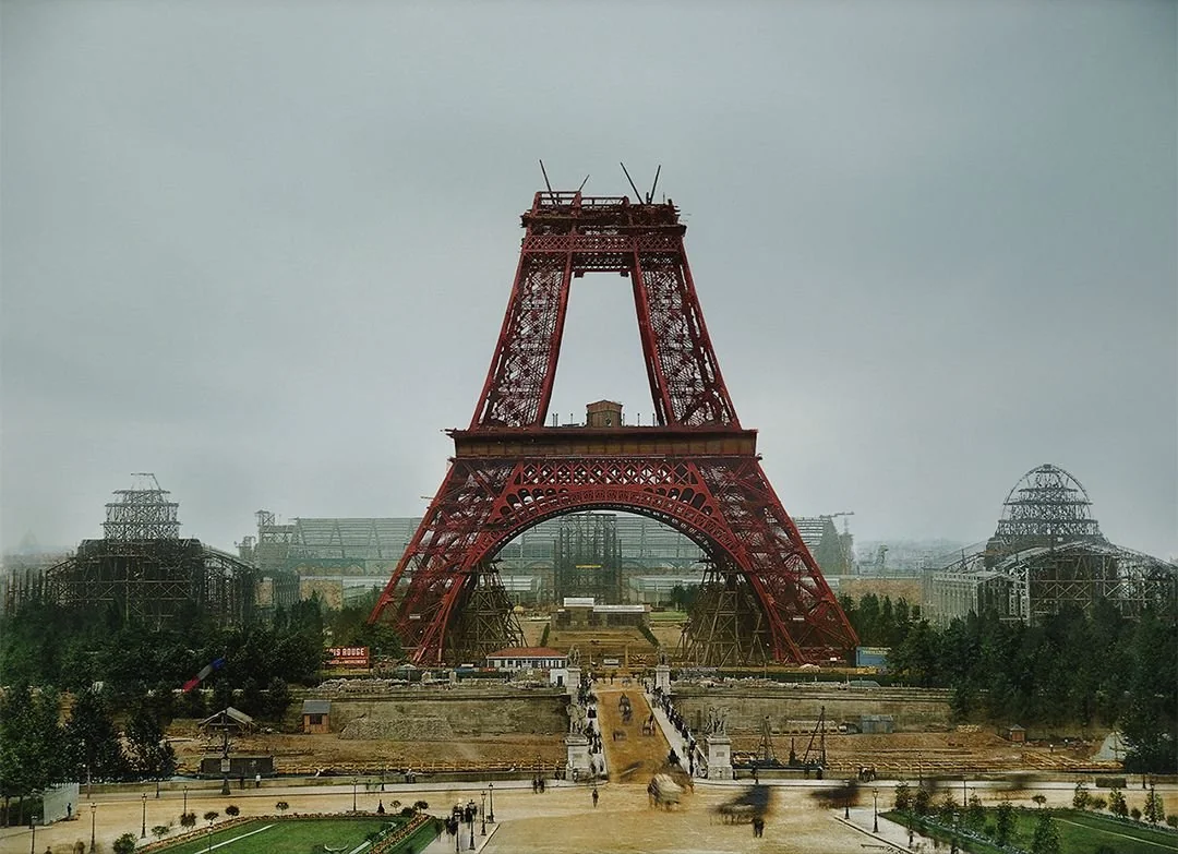 Stavba Eiffelovej veže v Paríži, pohľad na konštrukciu bez vrchného poschodia, histórické fotografie.