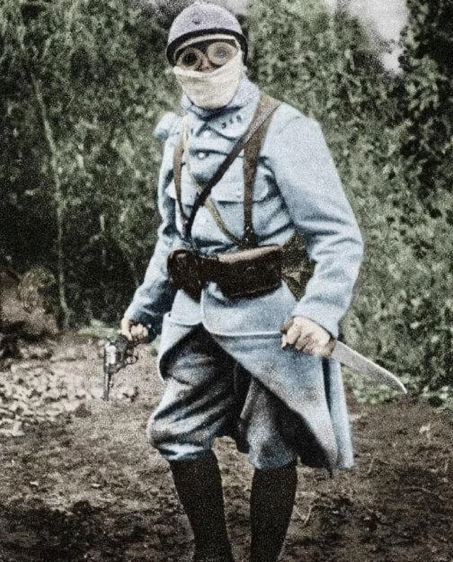 Odhodlaný vojak z prvej svetovej vojny v uniforme s maskou, zbraňou a dýkou. Historická snímka v boji.
