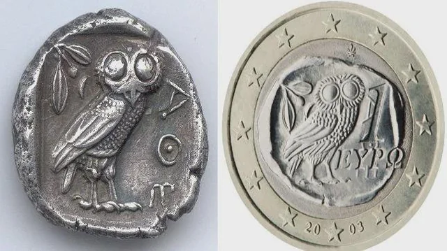 Staroveká minca s vyobrazením sovy vedľa modernej gréckej euromince s rovnakým dizajnom.
