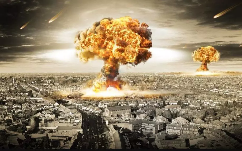 Výbuchy jadrových zbraní nad mestom spôsobujú ničivú skazu a chaos, vidno padanie meteoritov.