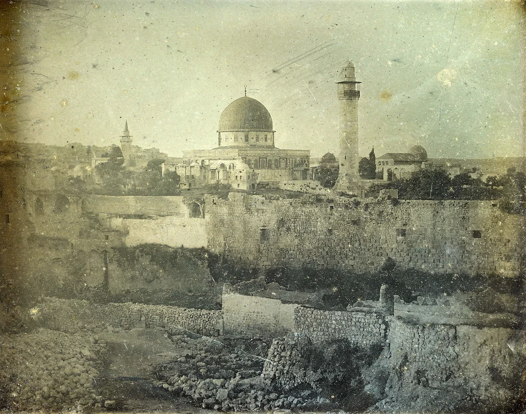 Historická fotografia koepkového chrámu a hradieb v Jeruzaleme, zachytávajúca starovekú architektúru.