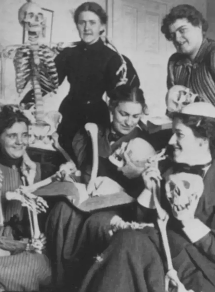 Študentky medicíny skúmajú ľudskú kostru, historická trieda anatómie.