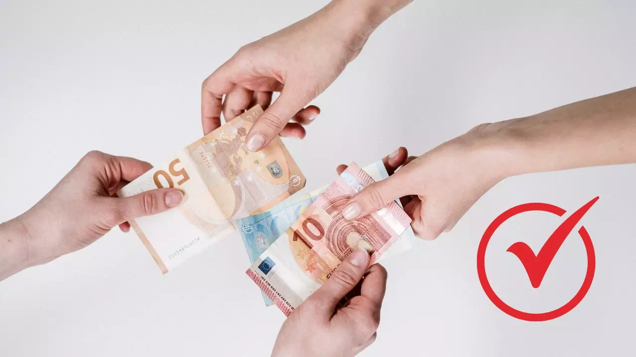 Osoba si vymieňa euro bankovky rúk s červeným zaškrtnutím na bielom pozadí.