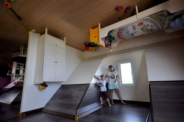 Dvojica v dome s obráteným nábytkom; netradičný architektonický zážitok.