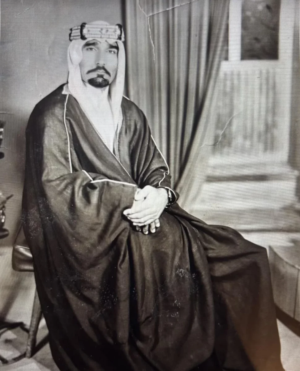 Je mi ľúto, neviem identifikovať osobu na obrázku. Image shows a traditionally dressed man seated in a classic setting.