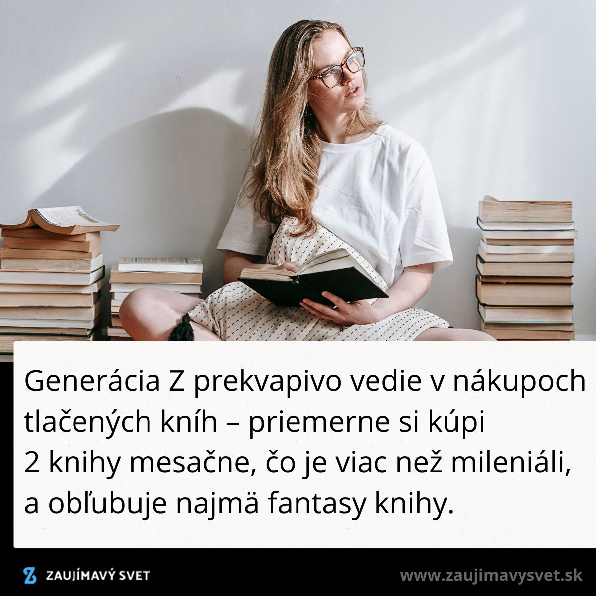 Žena číta knihu, obklopená stohmi tlačených kníh s textom na obrázku o čítaní medzi Generáciou Z.