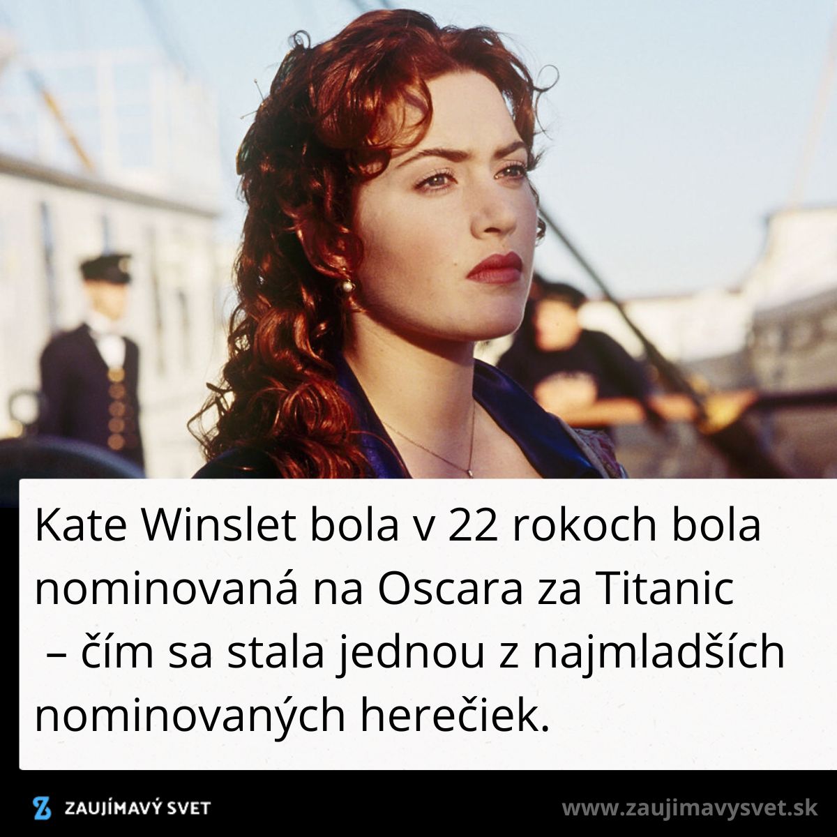 Herečka v historickom filme, scéna na palube lode s výrazným pohľadom.