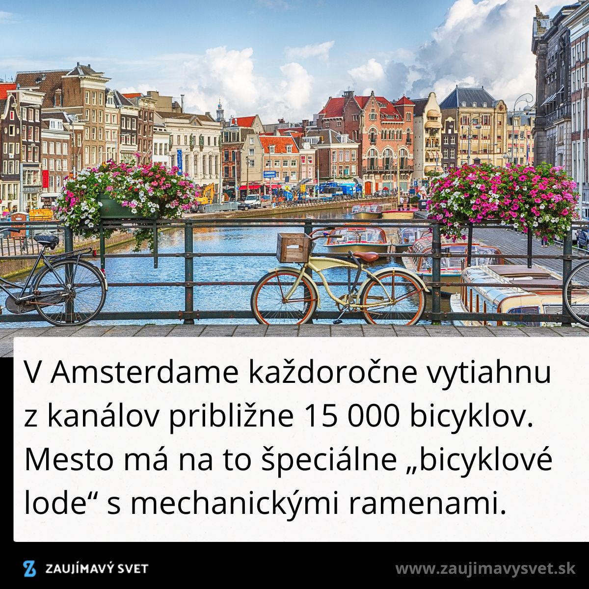 Krásny pohľad na kanály Amsterdamu s bicyklami a historickou architektúrou pozdĺž brehov.