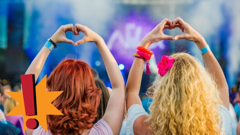 Dve ženy na festivale tvoria rukami srdcia, farebné náramky, hudobná atmosféra.