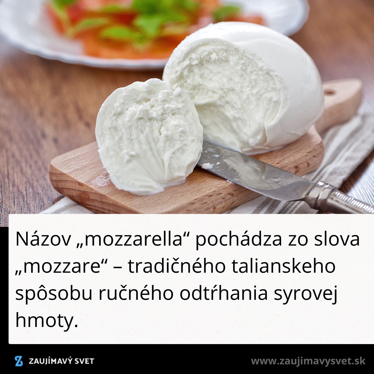 Čerstvá mozzarella na drevenej doske pripravená na servírovanie s nožom.