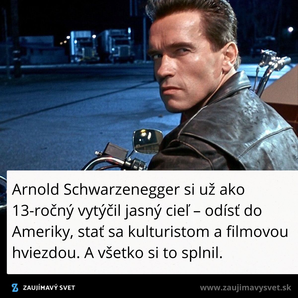 Osoba na motorke v koženej bunde pri noci, pripravená na odvážnu cestu do budúcnosti.