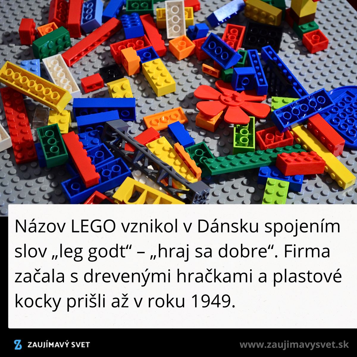 Farebné LEGO kocky na podložke, pôvodne vytvorené v Dánsku v roku 1949, symbol detskej kreativity a hry.