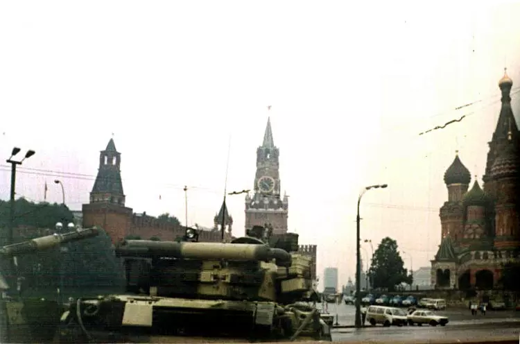 Tank stojí na Červenom námestí v Moskve, blízko historických budov a známych veží.