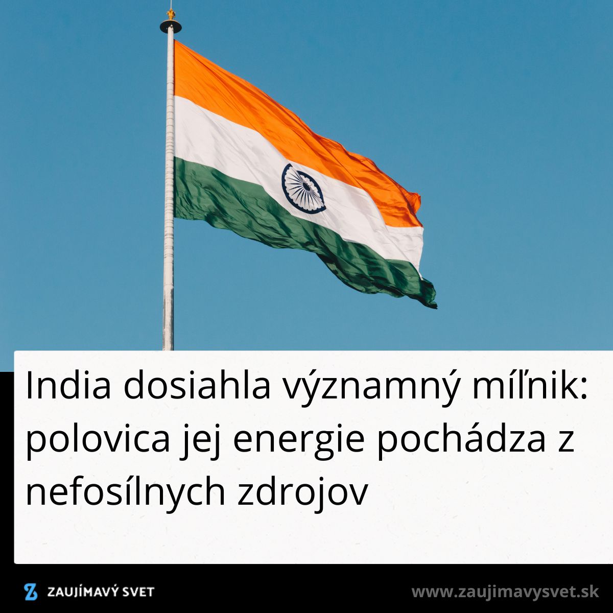 Indická vlajka vlaje na stožiari, text o energetickom míľniku krajiny a nefosílnych zdrojoch.