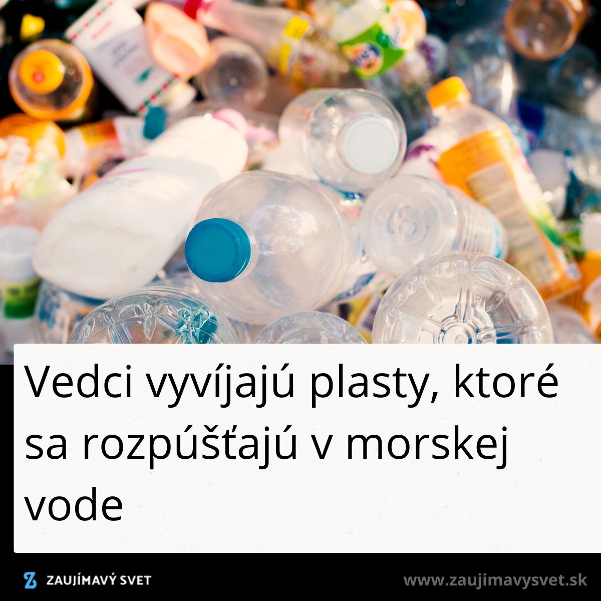 Plastové fľaše a odpad s textom o vedeckom vývoji plastov rozpustných vo vode.