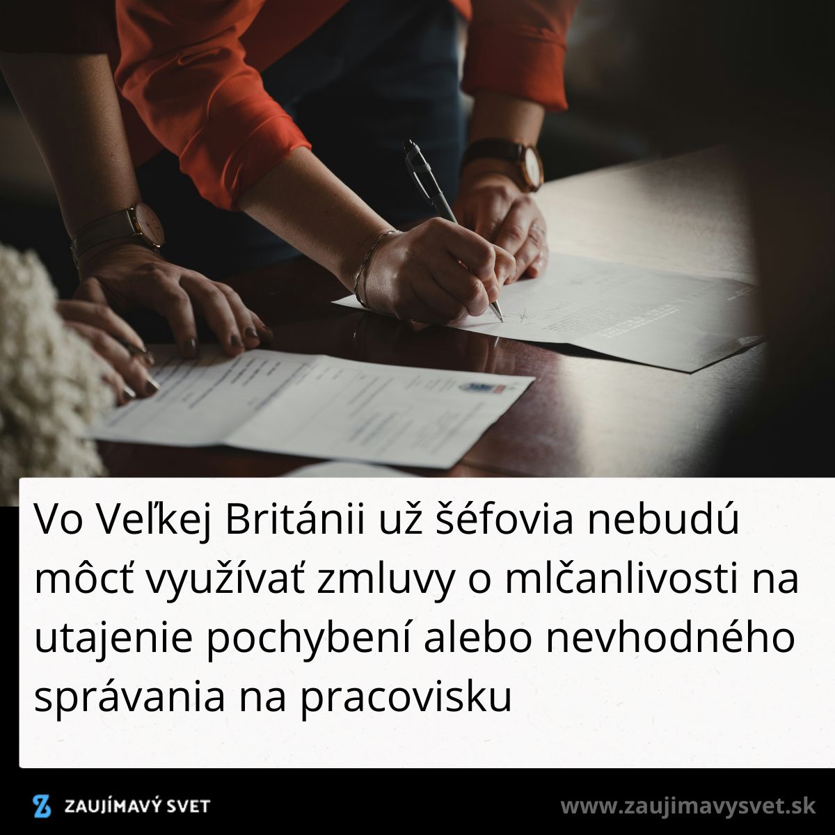 Osoba podpisuje dokument na stole, ktorý súvisí s pracovnoprávnymi zmluvami v Británii.