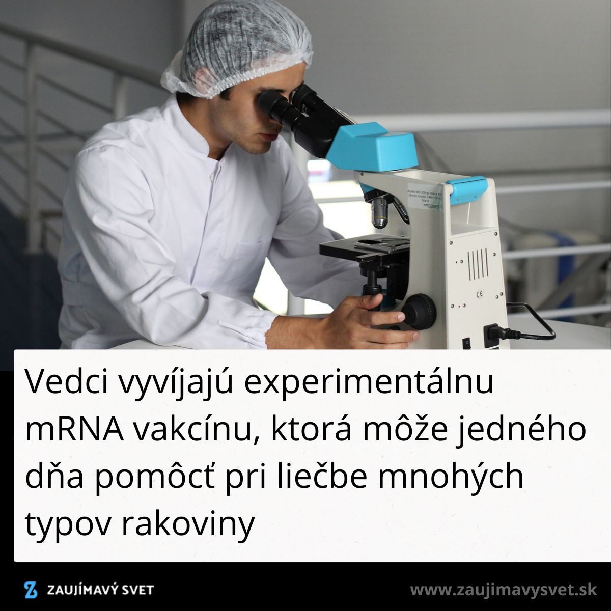 Vedec v laboratóriu pracuje s mikroskopom pri vývoji experimentálnej mRNA vakcíny na liečbu rakoviny.