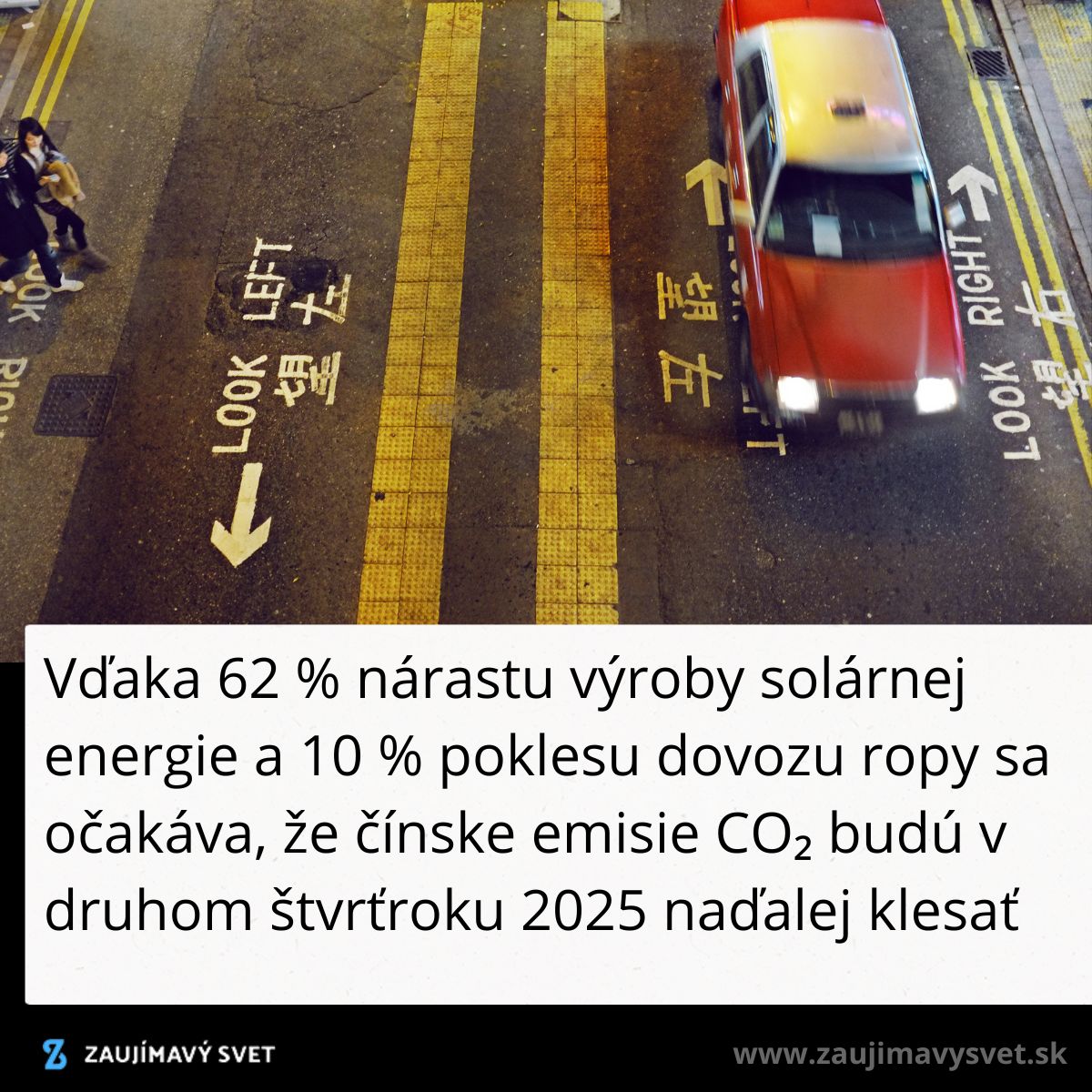 Cesta s taxíkom a značením Pozri vľavo, pozri vpravo v nočnom meste.