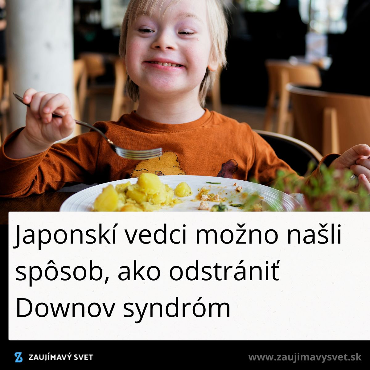 Dieťa s úsmevom pri jedle v reštaurácii, text o novom výskume Downovho syndrómu.