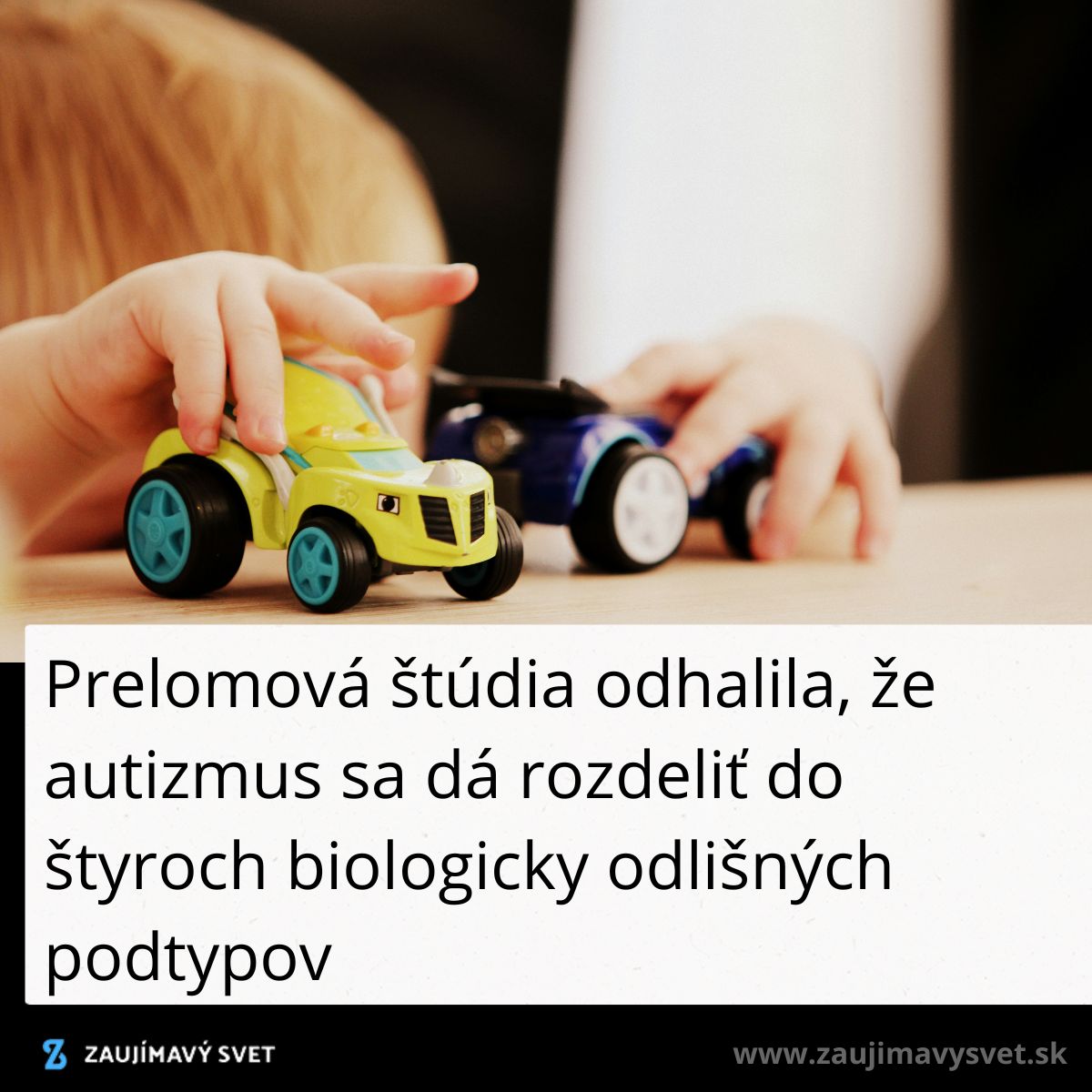 Dieťa sa hrá s autíčkami na stole, ilustruje tému výskumu o rôznych podtypoch autizmu.