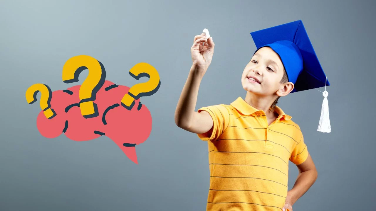 Chlapec v maturitnej čiapke píše na tabuľu, vedľa neho je bublina s otáznikmi, symbolizujúca učenie.