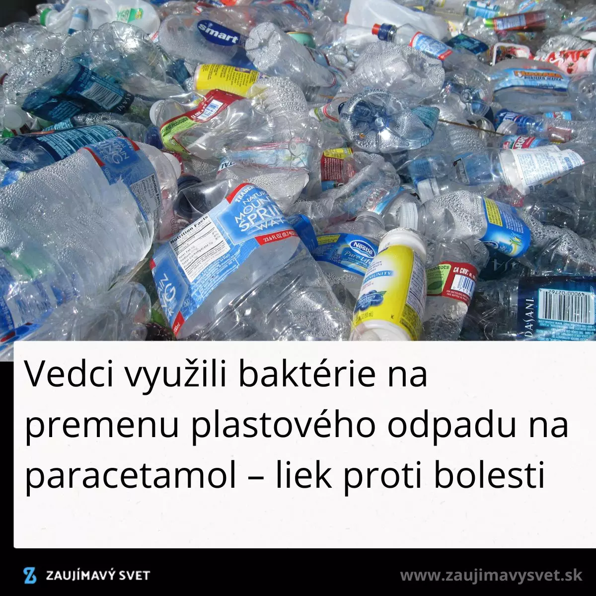 Neznámy muž v obleku gestikuluje pred skupinou ľudí na pozadí s nápisom Divoké 90-tky.