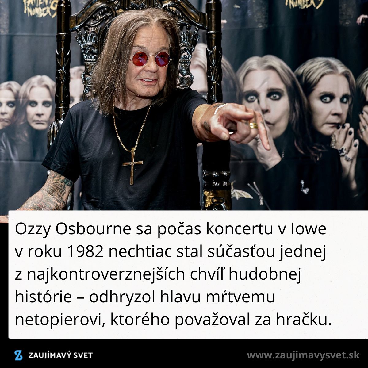 Osoba v okuliaroch sedí na kresle pred plagátom s viacerými podobizňami tváre.