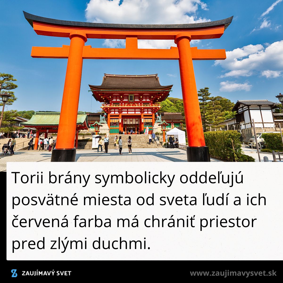 Červené torii brány chrámu oddeľujú posvätné miesto od bežného sveta a chránia pred zlými duchmi.