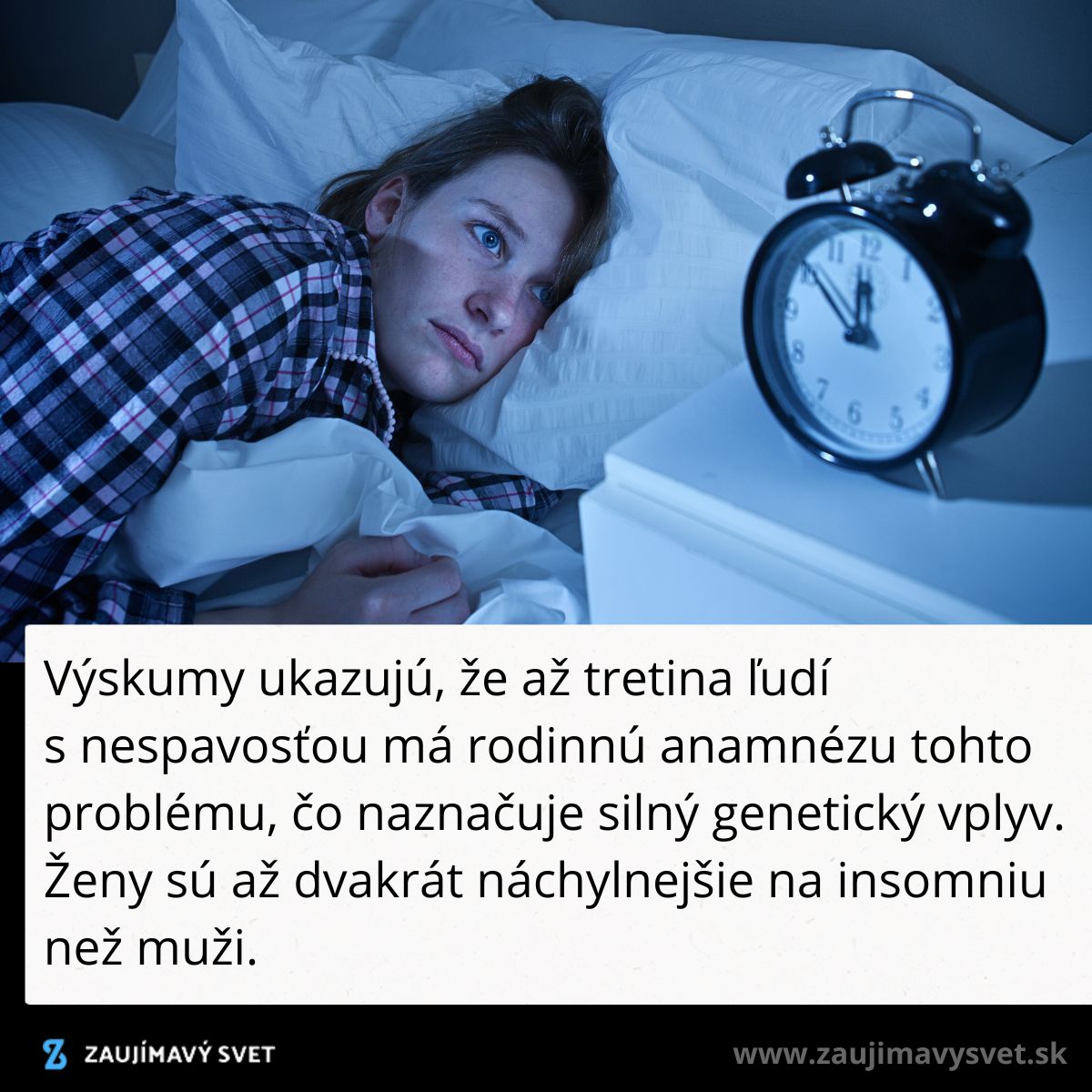 Žena v posteli s nespavosťou, vedľa nej budík ukazuje 3:36 ráno.