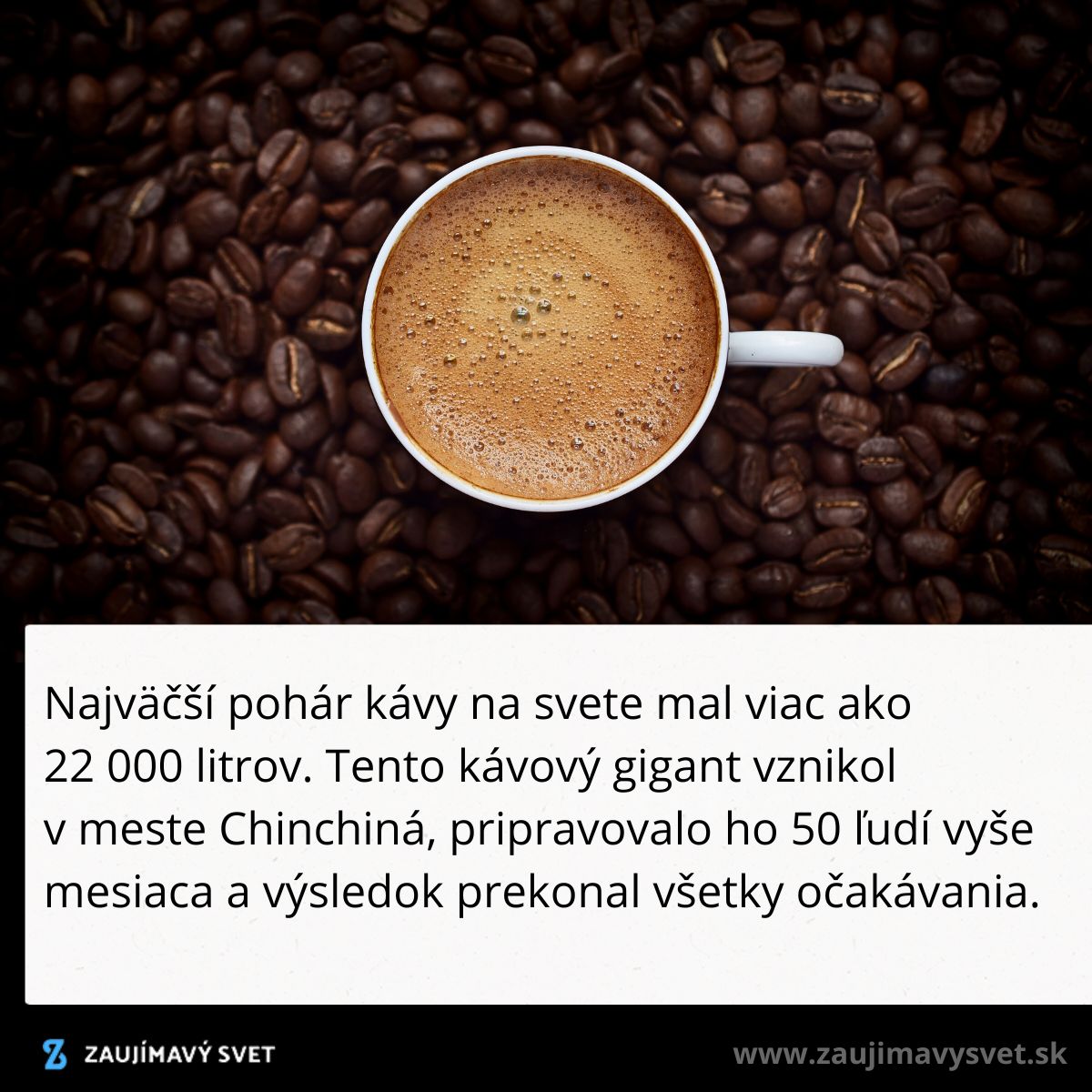 Šálka kávy obklopená kávovými zrnami, znázorňuje najväčší pohár kávy na svete s objemom viac ako 22 000 litrov.