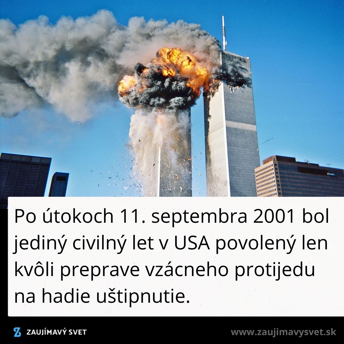 Dym a plamene nad horiacou budovou Svätého centra v New Yorku počas útokov z 11. septembra 2001.