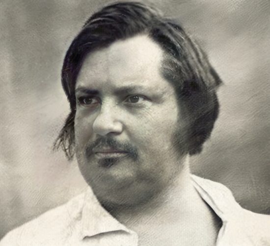 Osoba na čiernobielej fotografii s vintage efektom, krátke vlasy a brada, pozerajúca sa do diaľky.