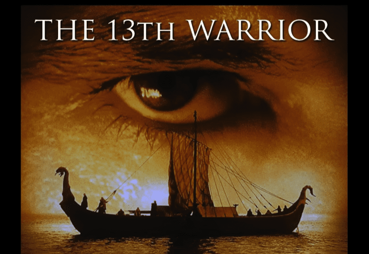 Obrázok filmu The 13th Warrior s vikingskou loďou na pozadí veľkého oka, zvýraznené tajomnou atmosférou.