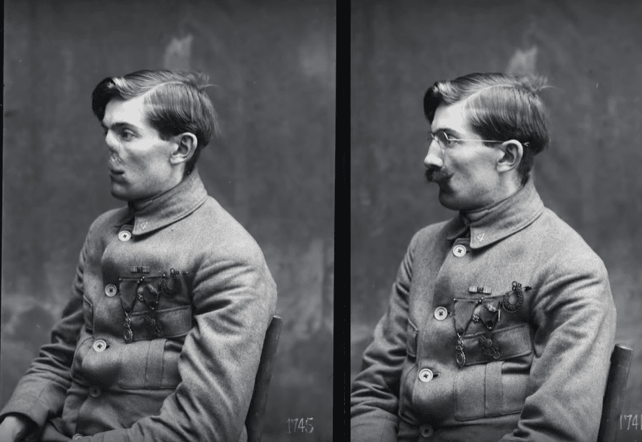 Obrázok muža v uniforme s medailami, pohľad zboku v čiernobielej fotografii.