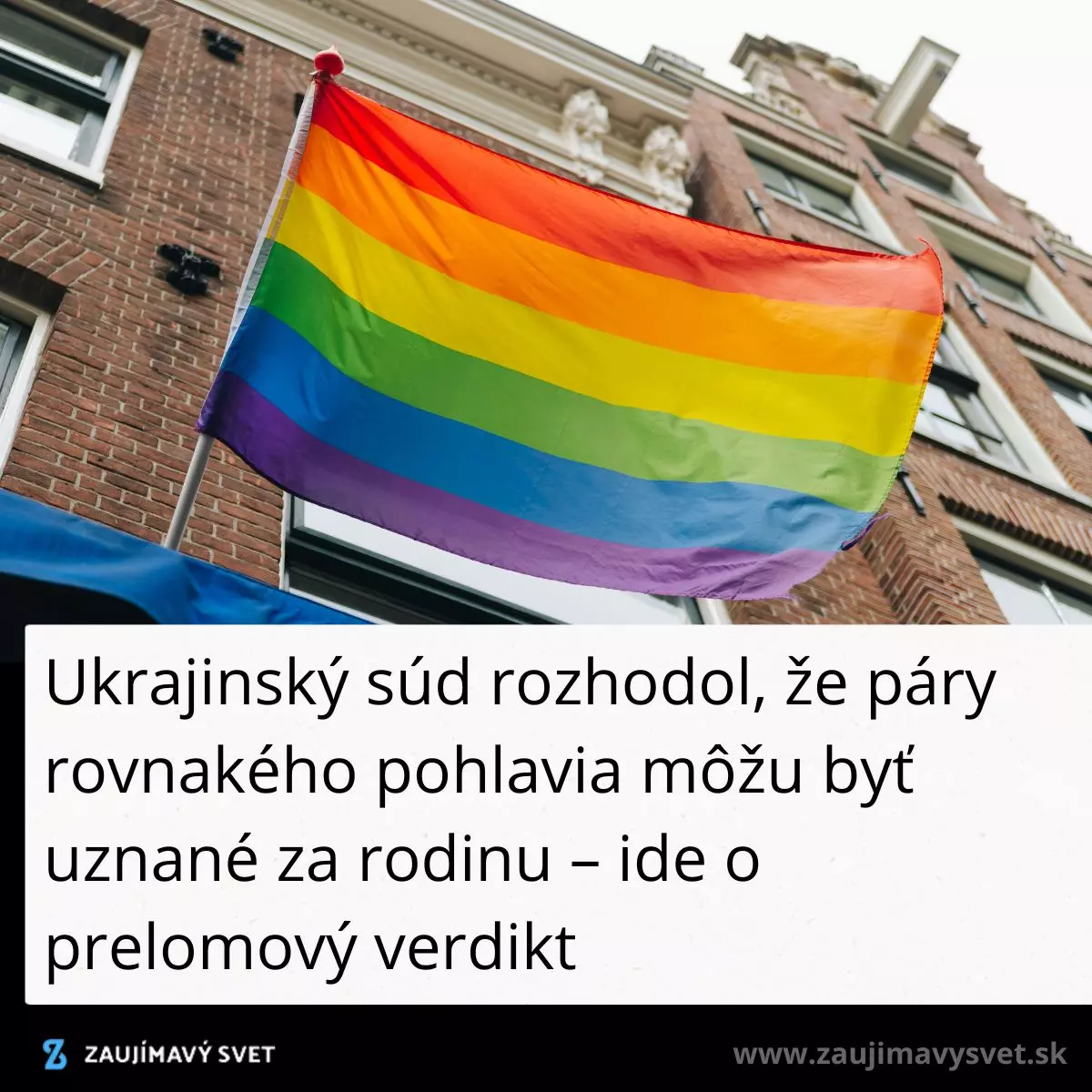 Dúhová vlajka visí pred budovou, symbol podpory LGBT práv na Ukrajine.
