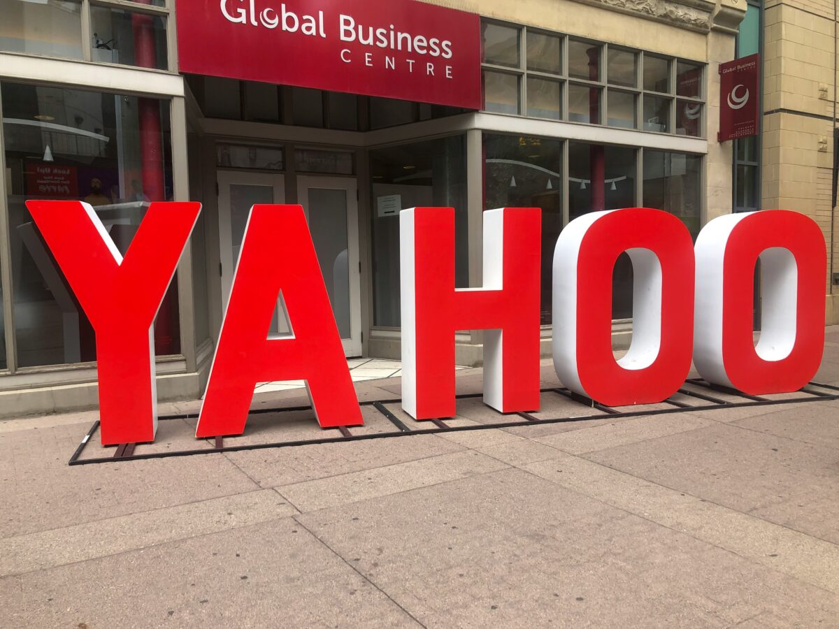 Obrie červené písmená tvoriace nápis pred Global Business Centre na ulici v meste.