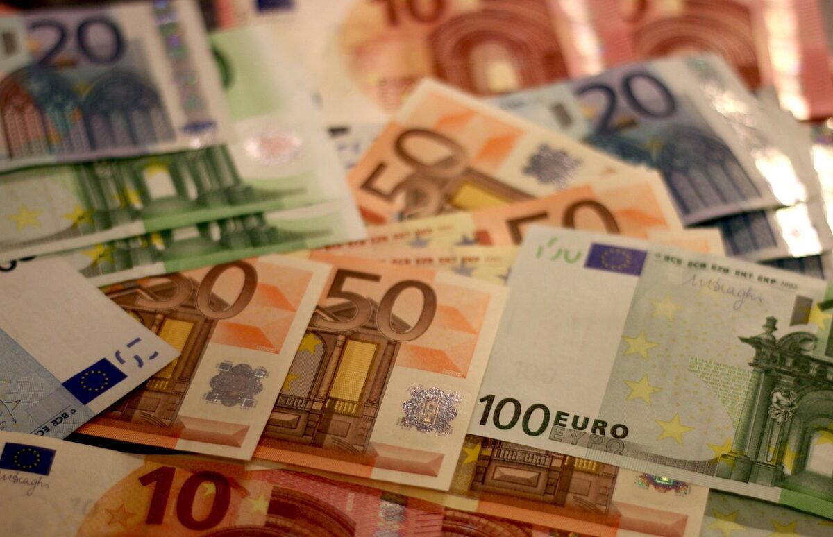 Hromada bankoviek v rôznych nominálnych hodnotách euro.
