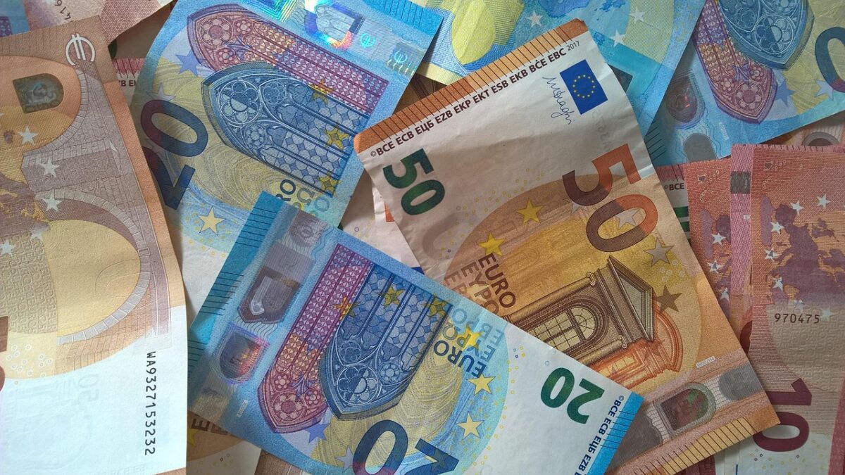 Rôznofarebné euro bankovky na sebe poskladané poskytujú pohľad na hotovosť v európskej mene.