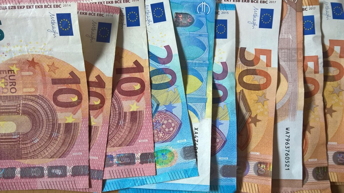 Euro bankovky rôznych hodnôt zoradené vedľa seba, detailna fotografia meny EÚ.