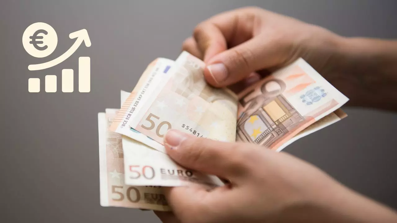 Osoba drží euro bankovky, symbol rastu príjmov.