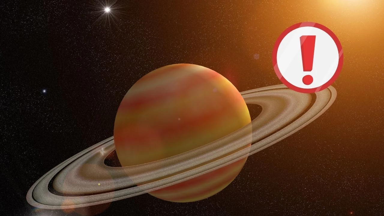Planéta s prstencami a výstražný symbol vo vesmíre, zvýraznená jasným svetlom.
