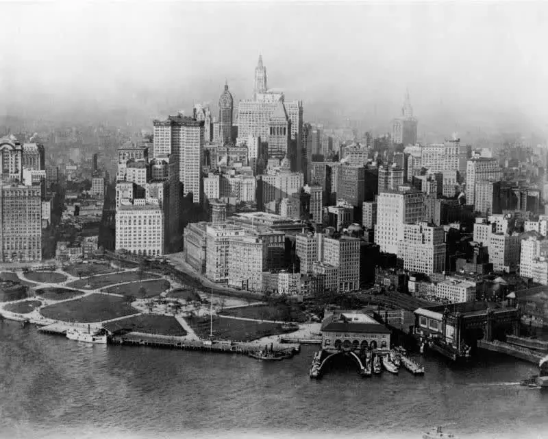 Historické panorama Manhattanu s mrakodrapmi a nábrežím, čiernobiela fotografia mesta z minulého storočia.