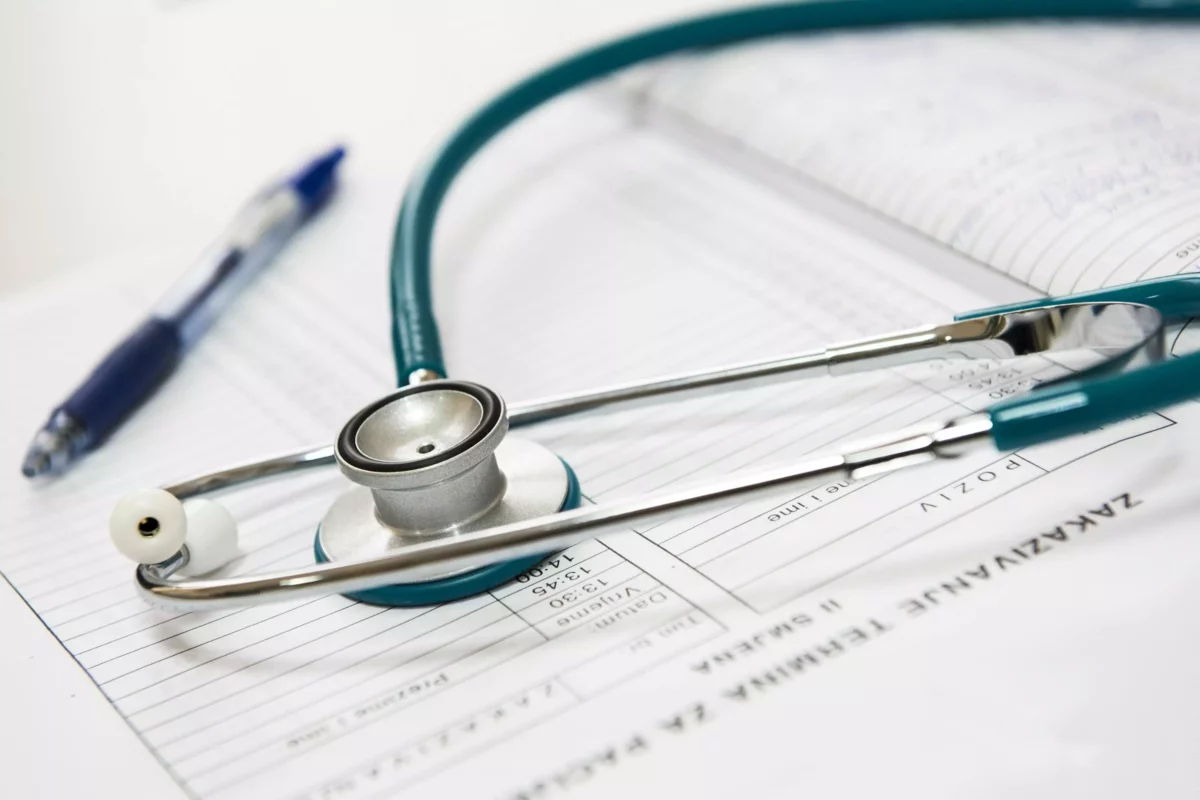 Stetoskop a pero na lekárskej správe, zdravotná starostlivosť, medicína.