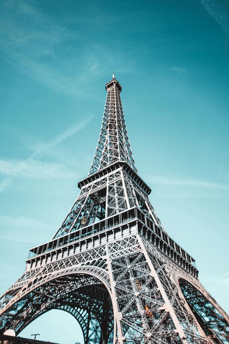 Eiffelova veža v Paríži proti modrej oblohe, ikonická železná konštrukcia a turistická atrakcia.