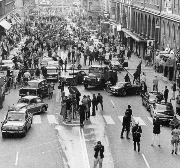 Historický deň v meste: Zmena smeru jazdy vozidiel na rušnej ulici s množstvom áut a chodcov.