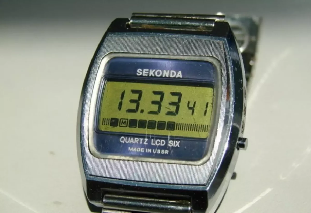 Retro digitálne hodinky Sekonda s LED displejom zobrazujú čas 13:33, vyrobené v ZSSR.
